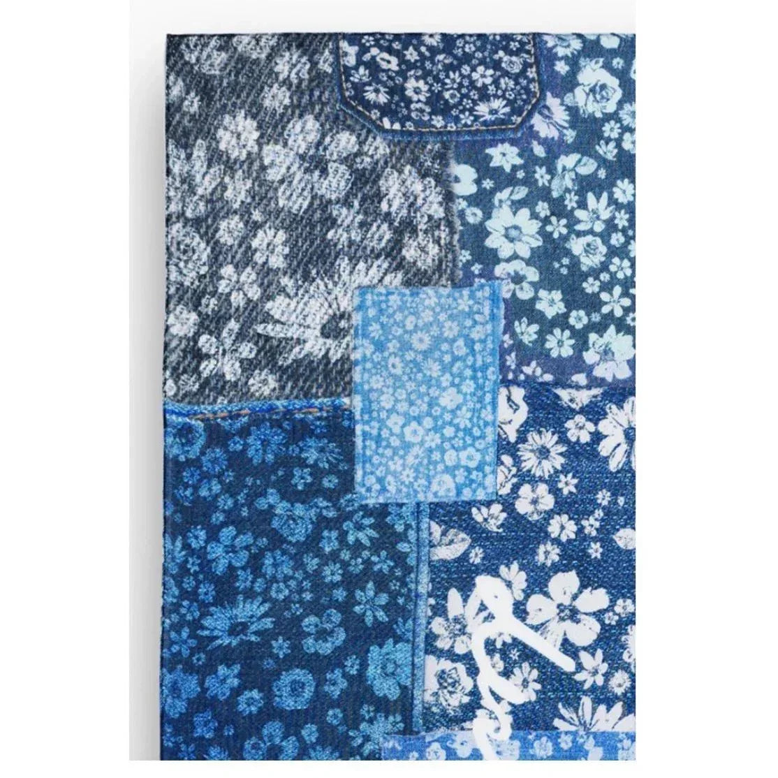 Dettaglio tessuto sciarpa blu a fiori Desigual. La trama mostra un raffinato effetto patchwork con stampe floreali variegate, perfetto per aggiungere un tocco di colore a un outfit casual.