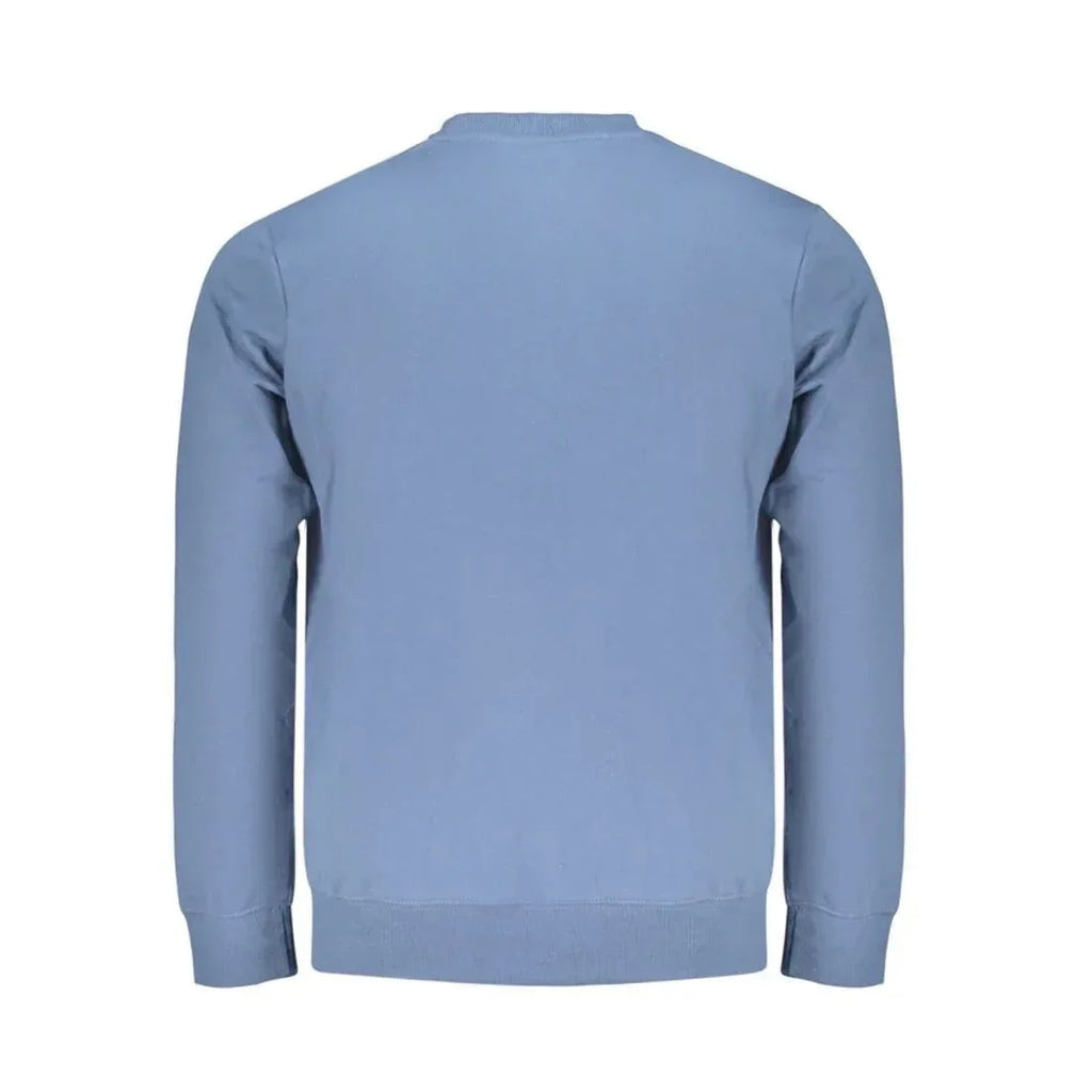 Vista posteriore di una felpa girocollo azzurro polvere con bordi e polsini elasticizzati a costine; design essenziale su sfondo bianco.