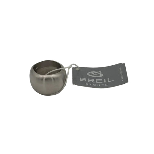 Anello a fascia bombata Breil Stones in acciaio satinato. La prospettiva mette in risalto il design volumetrico e la finitura del metallo, accompagnato dall'etichetta originale del brand con cordoncino bianco.