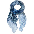 Sciarpa leggera Desigual con stampa floreale astratta nei toni del blu denim, azzurro e bianco. Il pattern alterna motivi a fiori grandi e piccoli con un effetto patchwork sfumato.