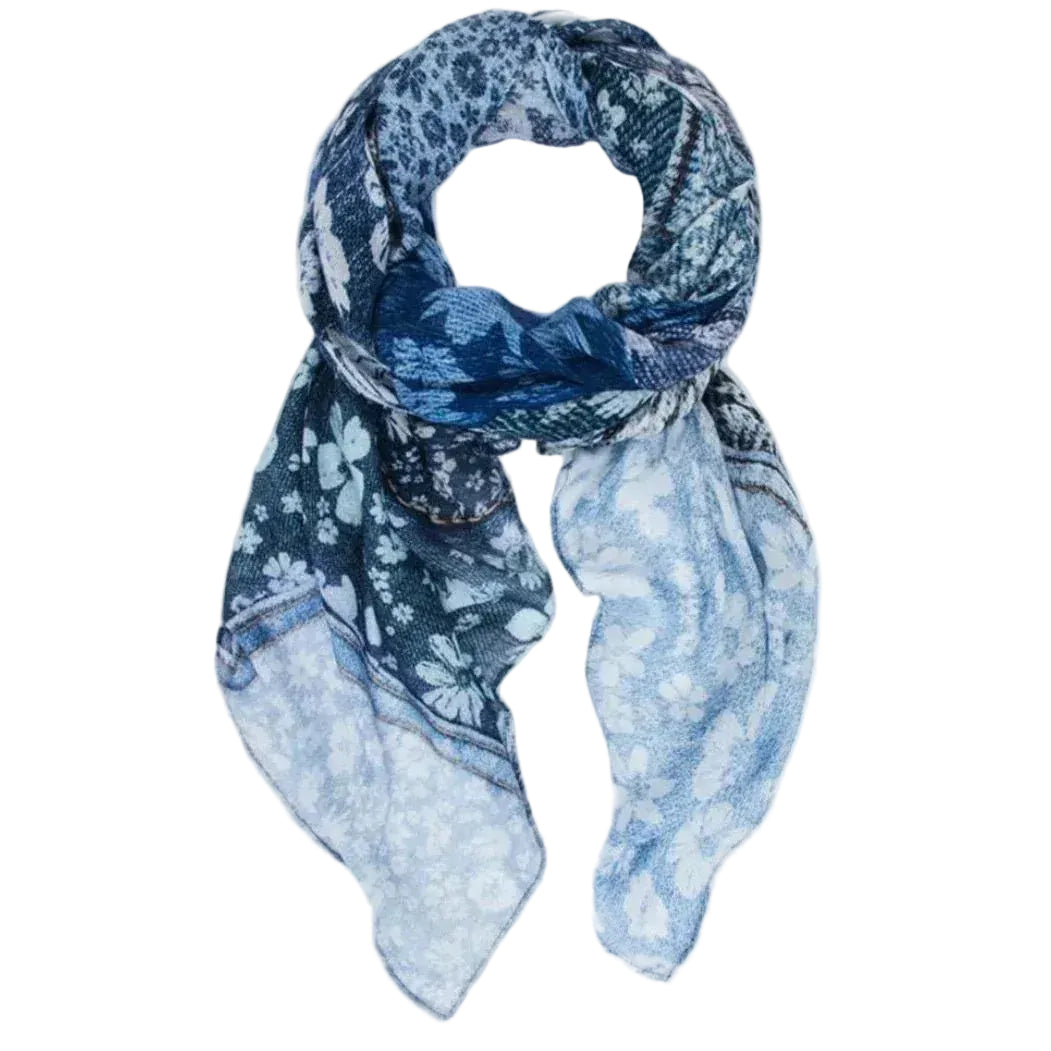Sciarpa leggera Desigual con stampa floreale astratta nei toni del blu denim, azzurro e bianco. Il pattern alterna motivi a fiori grandi e piccoli con un effetto patchwork sfumato.