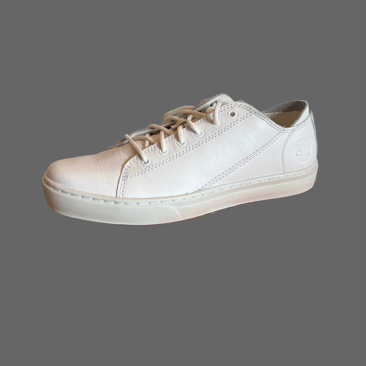 Sneakers Timberland in pelle bianca, modello casual low-top. Calzatura versatile ed elegante, perfetta per un look total white o urban quotidiano.