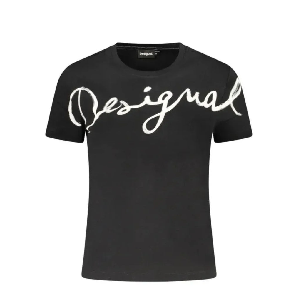 T-shirt nera a maniche corte con girocollo, caratterizzata dalla scritta "Desigual" stampata sul petto in un elegante carattere corsivo bianco fluido.