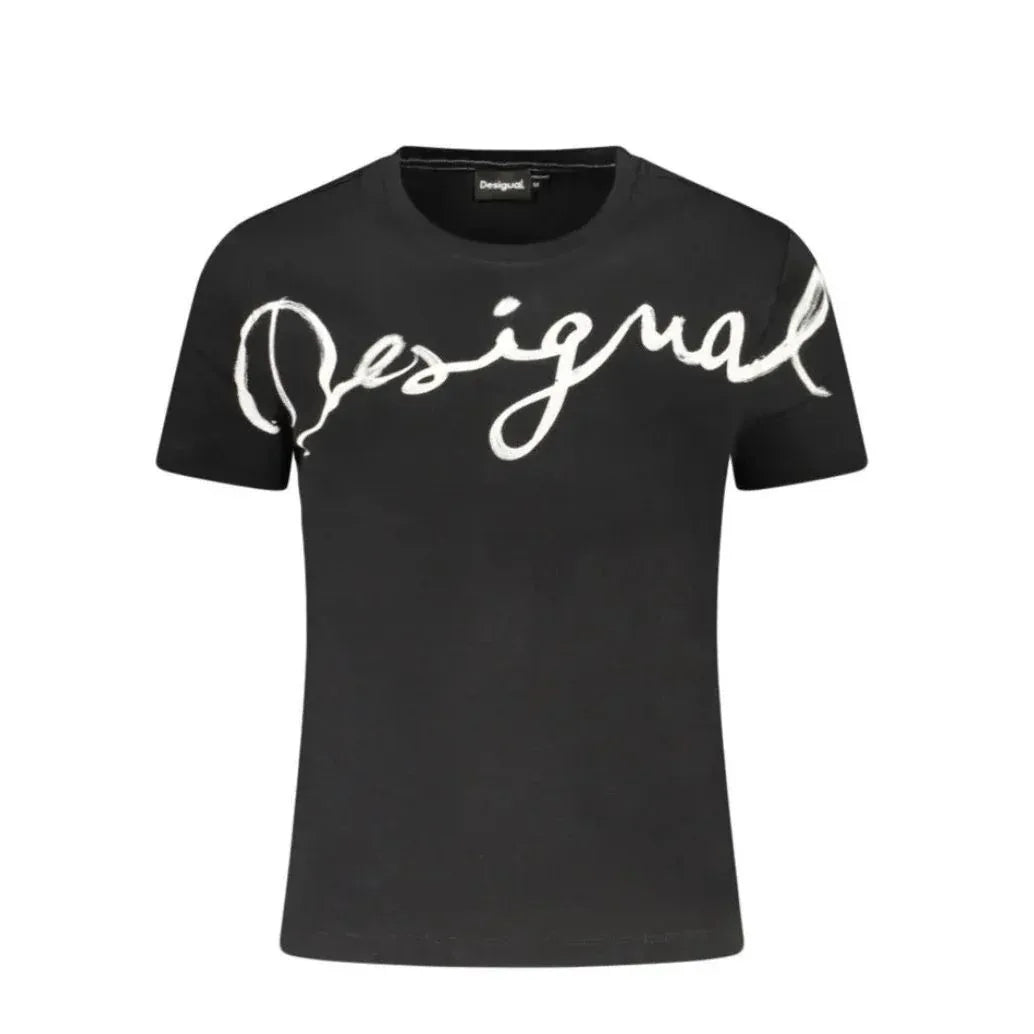 T-shirt nera a maniche corte con girocollo, caratterizzata dalla scritta "Desigual" stampata sul petto in un elegante carattere corsivo bianco fluido.