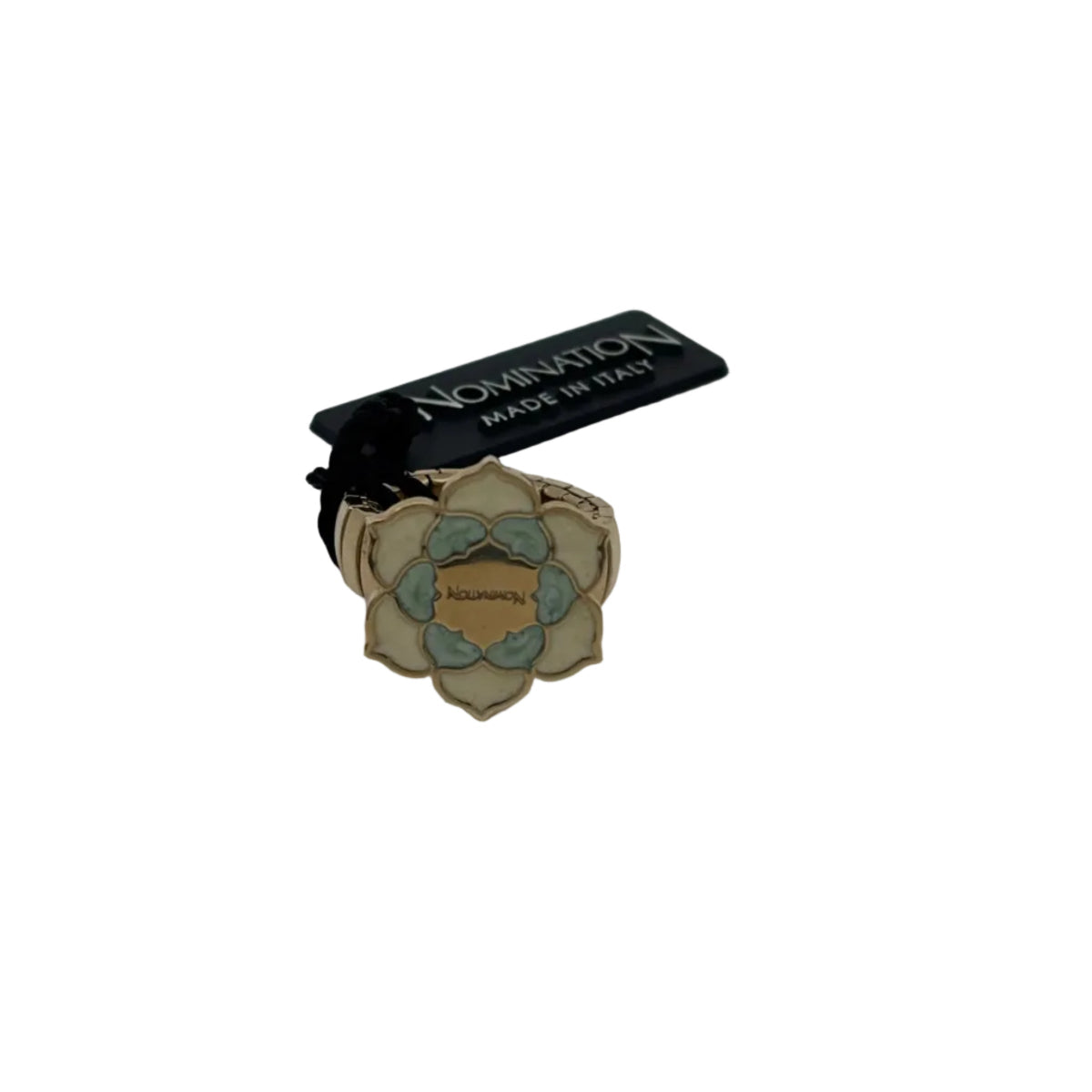 Primo piano frontale di un anello Breil Stones elastico e color oro. Al centro  si ammira un vivace decoro a fiore con petali colorati. La montatura è in maglie di acciaio inossidabile, mostrata con il cartellino del marchio.