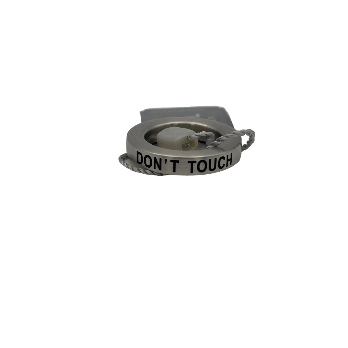 Anello ciondolo Breil Stones in acciaio con incisione nera 'DON'T TOUCH'. L'oggetto è mostrato con l'etichetta originale Breil Stones e il sigillo di garanzia grigio, evidenziando l'autenticità del prodotto.