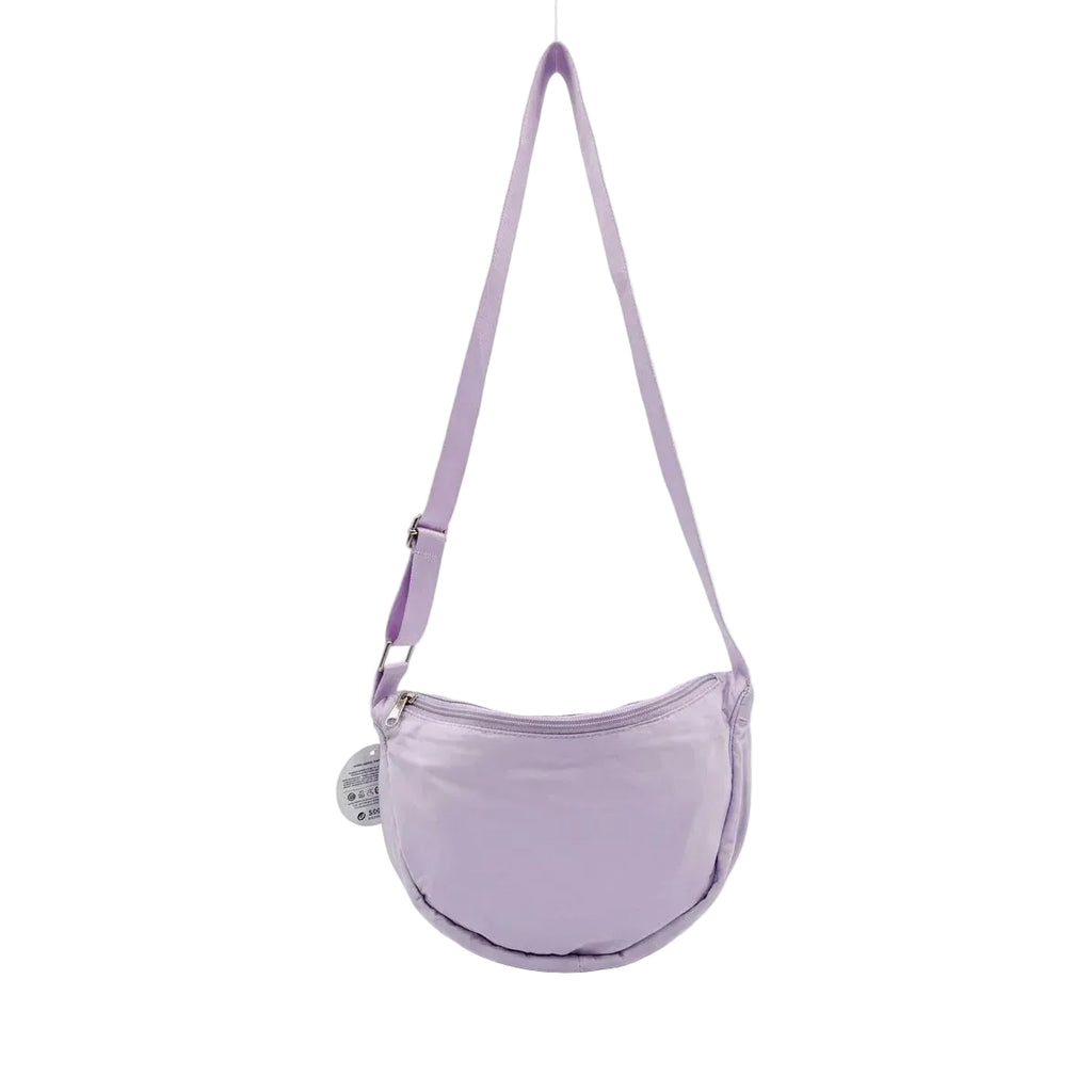 Borsa a tracolla lilla a mezzaluna in tessuto tecnico, vista frontale con cerniera superiore e tracolla regolabile.