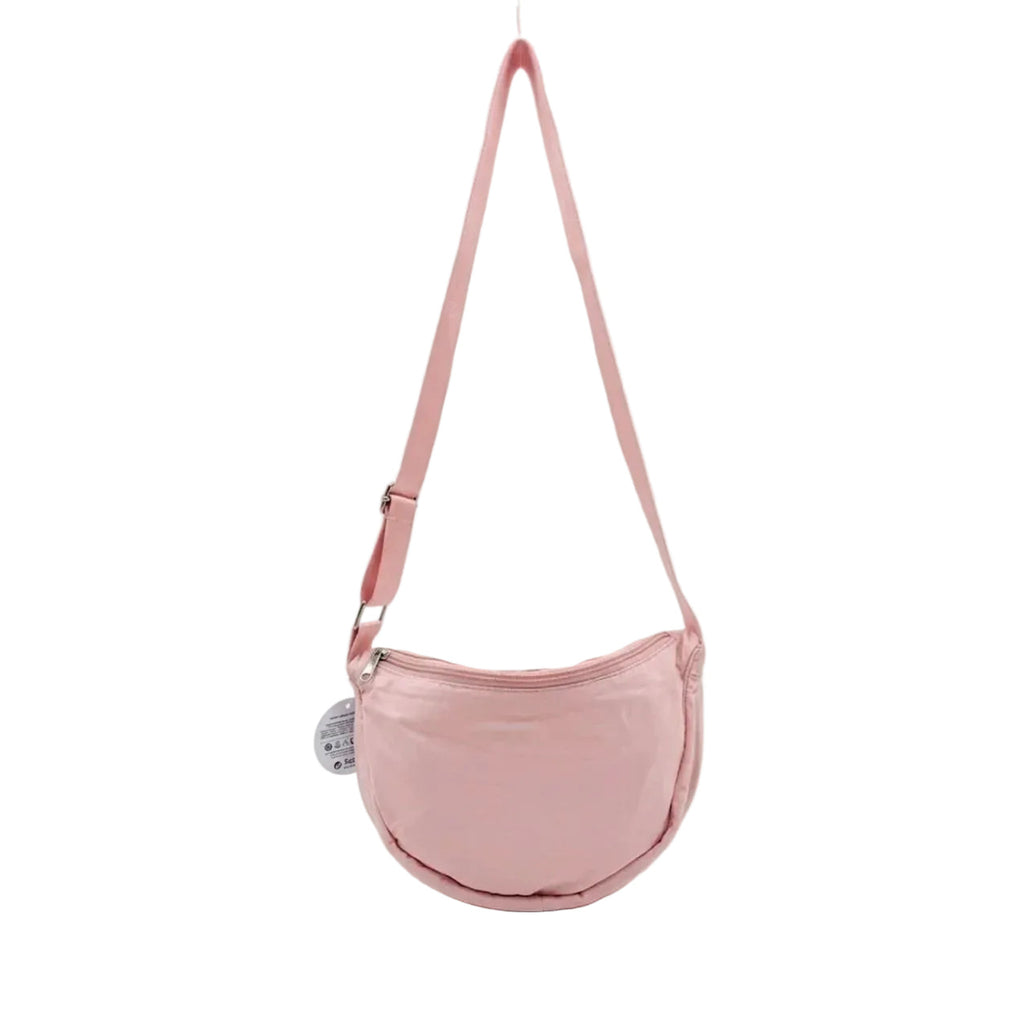 Borsa a tracolla rosa a mezzaluna in tessuto tecnico, vista frontale con cerniera superiore e tracolla regolabile.