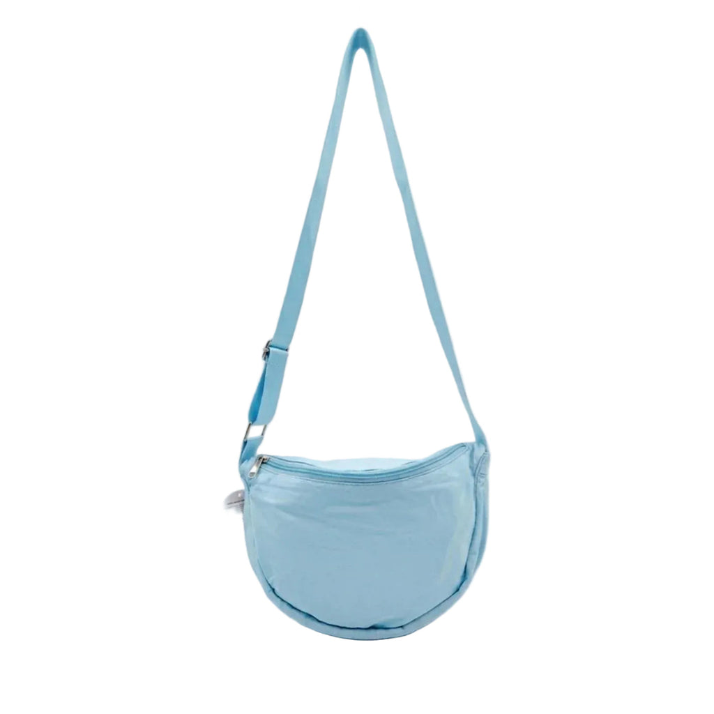 Borsa a tracolla azzurra a mezzaluna in tessuto tecnico, vista frontale con cerniera superiore e tracolla regolabile.