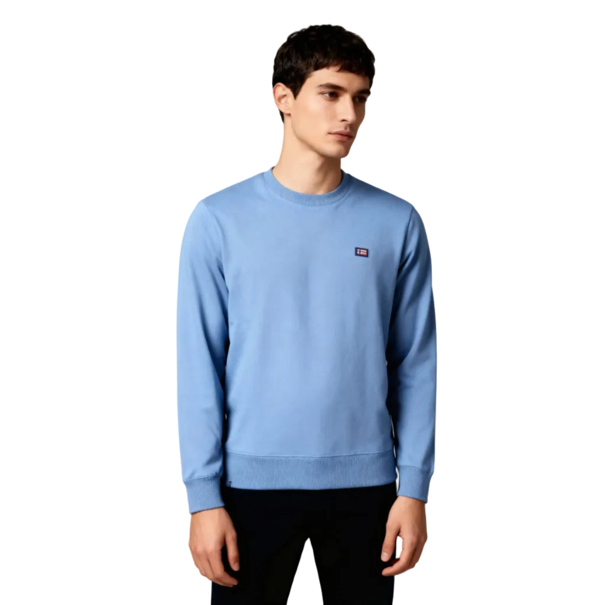 Felpa girocollo da uomo in cotone azzurro , brand Norway. Vestibilità regular con logo ricamato sul petto, ideale per un look casual sportivo. Vista frontale indossata con jeans neri.