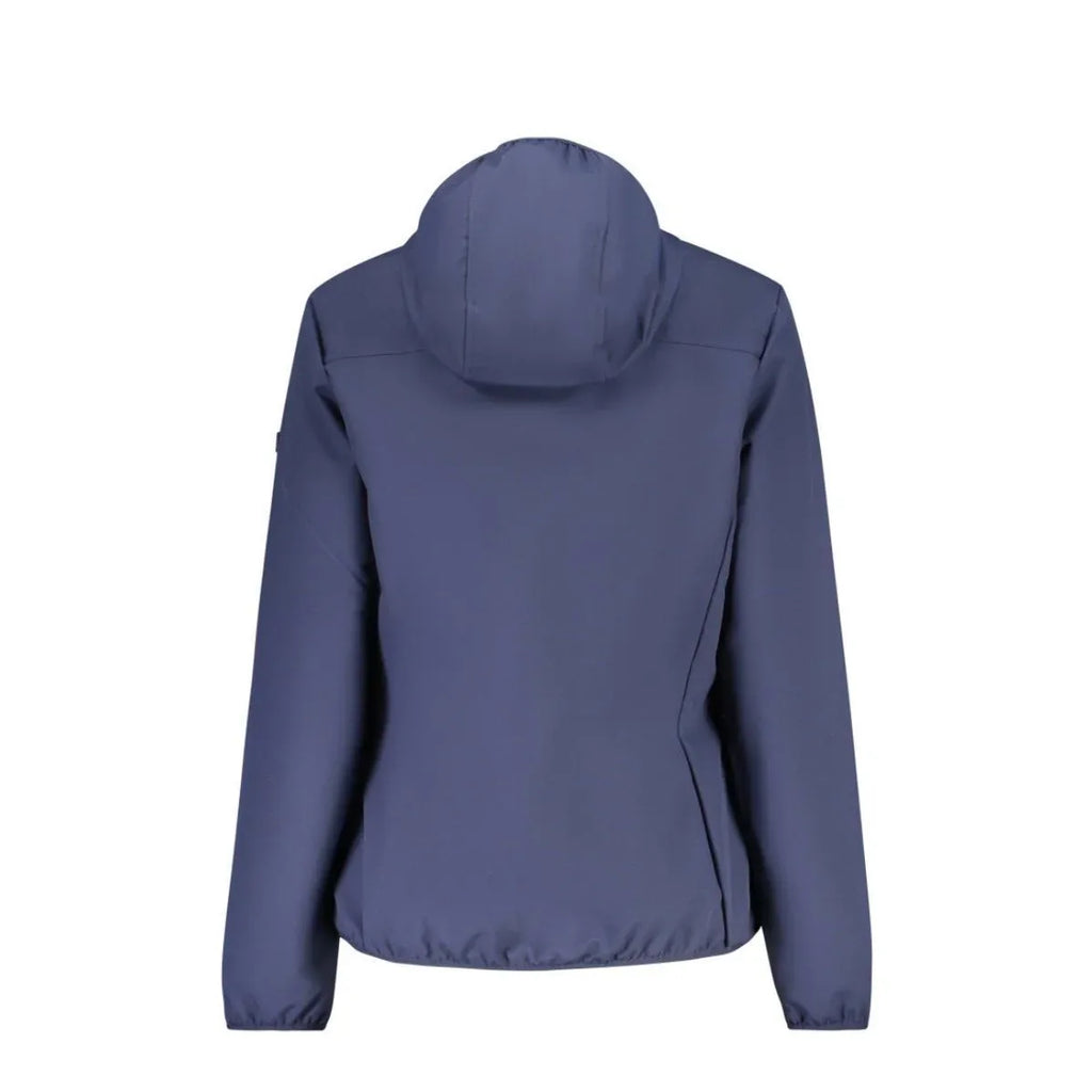 Retro della giacca a vento tecnica da donna, blu, in tessuto softshell traspirante. Foto che mostra il cappuccio, le cuciture laterali e la finitura elastica su polsini e fondo.