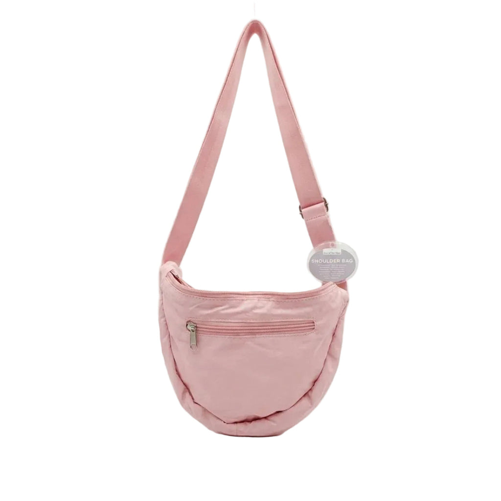 Borsa a tracolla rosa a mezzaluna, vista posteriore con superficie liscia e fibbia regolabile sulla tracolla.