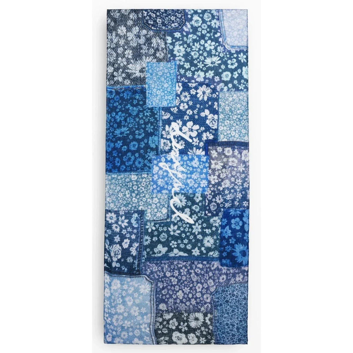 Sciarpa estiva patchwork blu e bianca con motivi floreali e logo Desigual. Accessorio moda donna versatile, ideale per completare un look denim o casual primaverile.