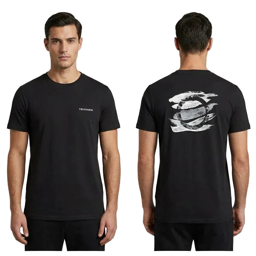 Doppia vista (fronte e retro) della t-shirt Trussardi da uomo in cotone nero. Il modello mostra la vestibilità slim-fit, il logo minimale anteriore e l'esclusiva stampa grafica posteriore ispirata all'arte astratta.