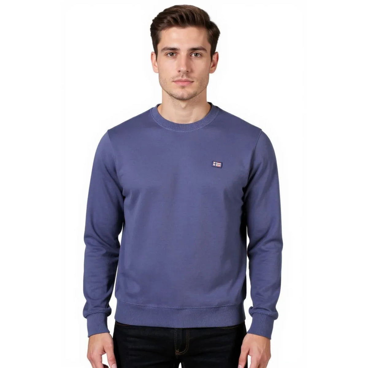 Felpa girocollo da uomo in cotone azzurro polvere blu, brand Norway. Vestibilità regular con logo ricamato sul petto, ideale per un look casual sportivo. Vista frontale indossata con jeans neri.