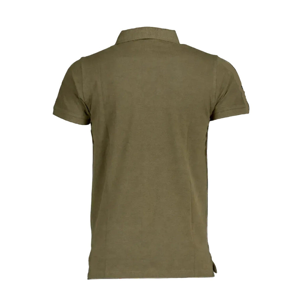 Retro della polo sportiva verde. Dettaglio della vestibilità regular fit sulla schiena e finiture delle maniche a costine.