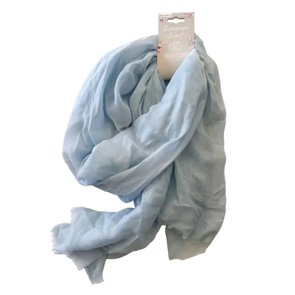 Sciarpa estiva azzurra in tessuto leggero, dettaglio bordi a frange sottili. Accessorio moda primavera-estate.