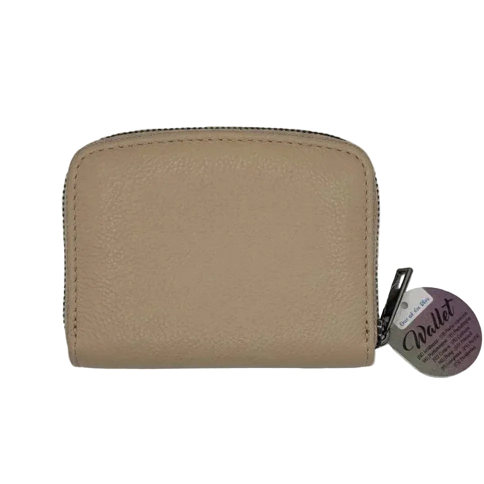Portafoglio compatto da donna beige in ecopelle con cerniera superiore e tirazip argentato.
