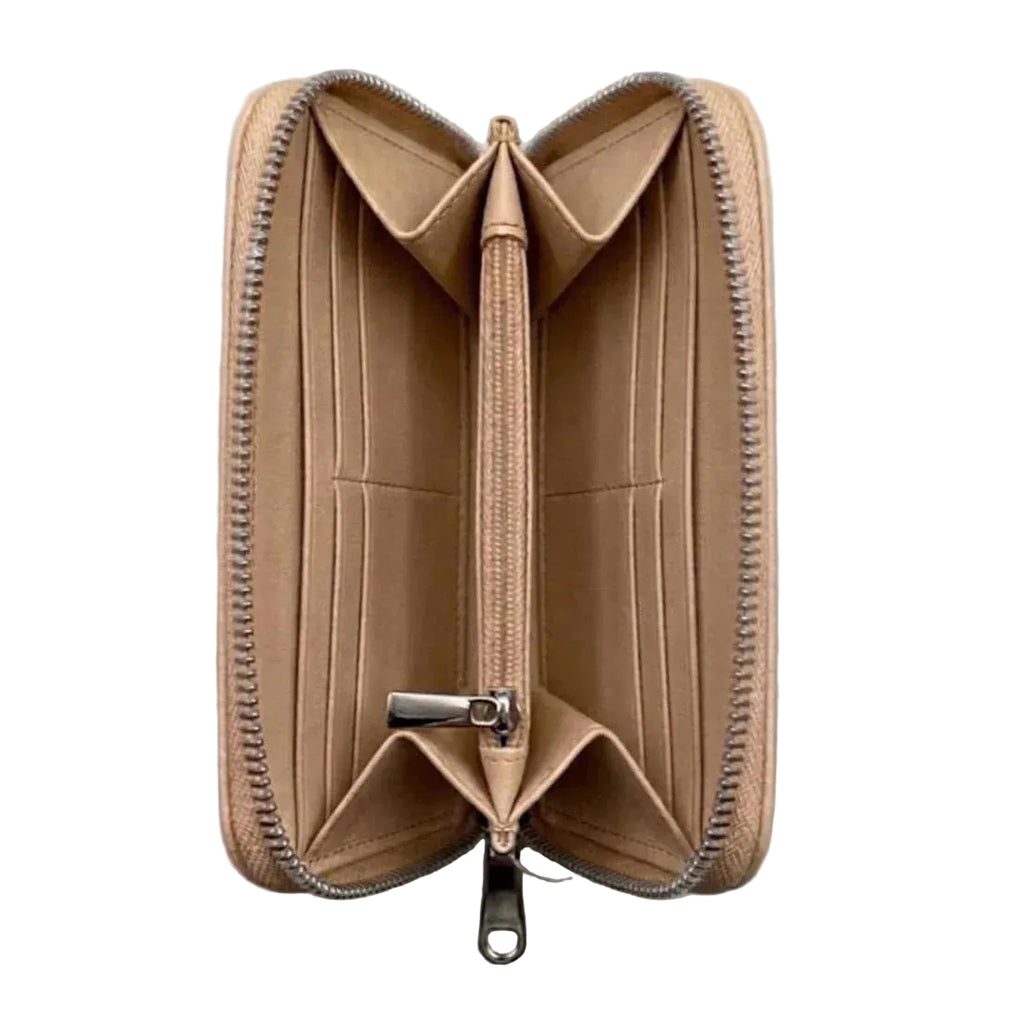 Vista interna del portafoglio beige con scomparti per carte di credito, tasche per banconote e portamonete centrale con zip.