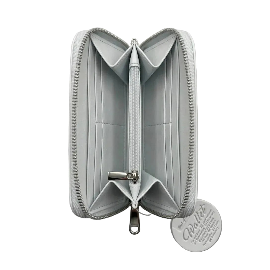 Vista interna del portafoglio grigio con scomparti per carte di credito, tasche per banconote e portamonete centrale con zip.