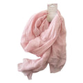 Sciarpa estiva rosa chiaro in tessuto leggero, dettaglio bordi a frange sottili. Accessorio moda primavera-estate.