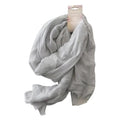 Sciarpa estiva grigio chiaro in tessuto leggero, dettaglio bordi a frange sottili. Accessorio moda primavera-estate.