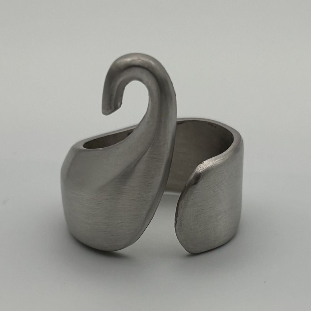Anello a fascia aperta in acciaio satinato con design a forma di cigno stilizzato, brand Breil.