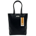 Borsa Timberland Tote nera da donna, modello shopper verticale. Design minimale in ecopelle con logo argentato e cartellino iconico Timberland. Ideale per il lavoro o il tempo libero.