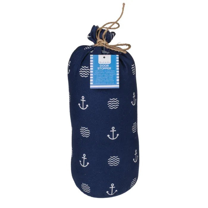 Confezione originale del fermaporta nautico "Door Stopper" in tessuto blu. Design marino con ancore e onde, chiusura con spago naturale e label descrittiva.