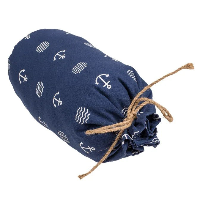 Fermaporta decorativo a sacco, design nautico blu e bianco. Foto inclinata che mostra la consistenza del tessuto e i dettagli della chiusura rustica in juta.