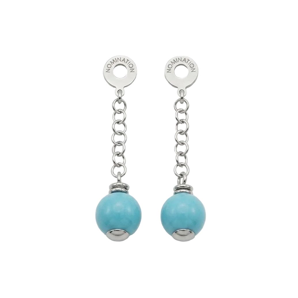 Coppia di orecchini a pendente Nomination con pietre sferiche color turchese. Gli orecchini presentano una catenella a maglie in acciaio che collega la pietra a un perno circolare con logo inciso.