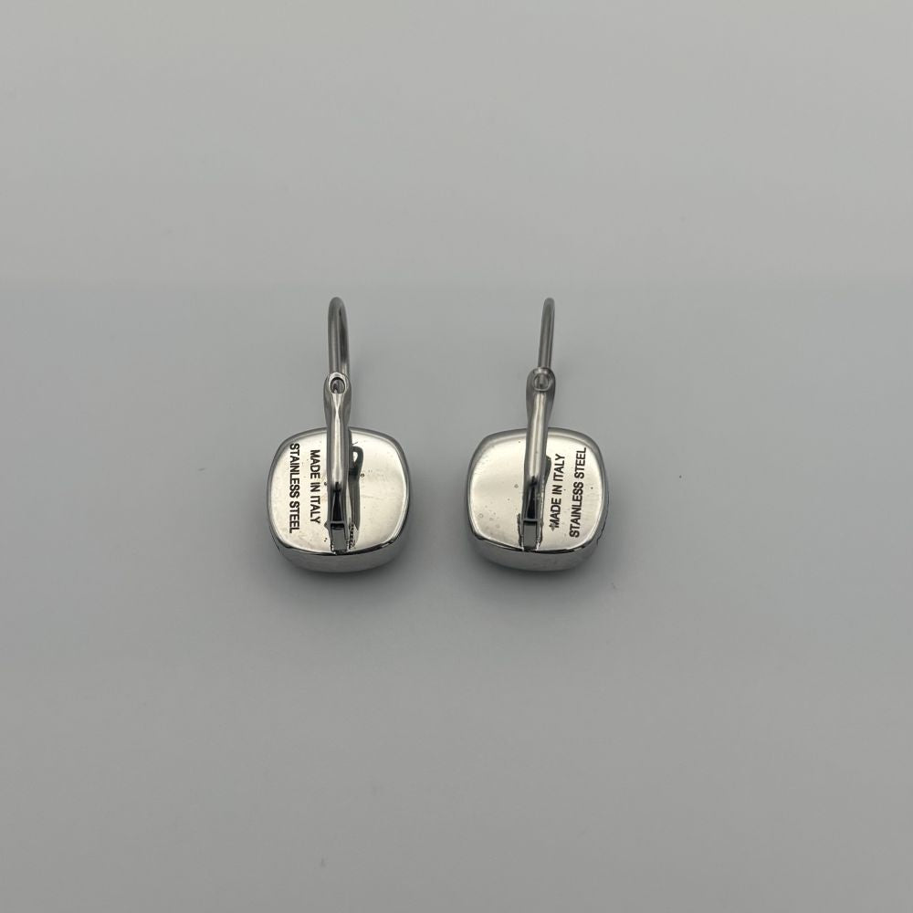 retro orecchini nomination con pietra color ambra. Il retro mostra la scritta Made in Italy ad indicare dove il prodotto è stato fatto e la scritta stanless steel ad indicare il materiale con cui gli orecchini sono stati fatti