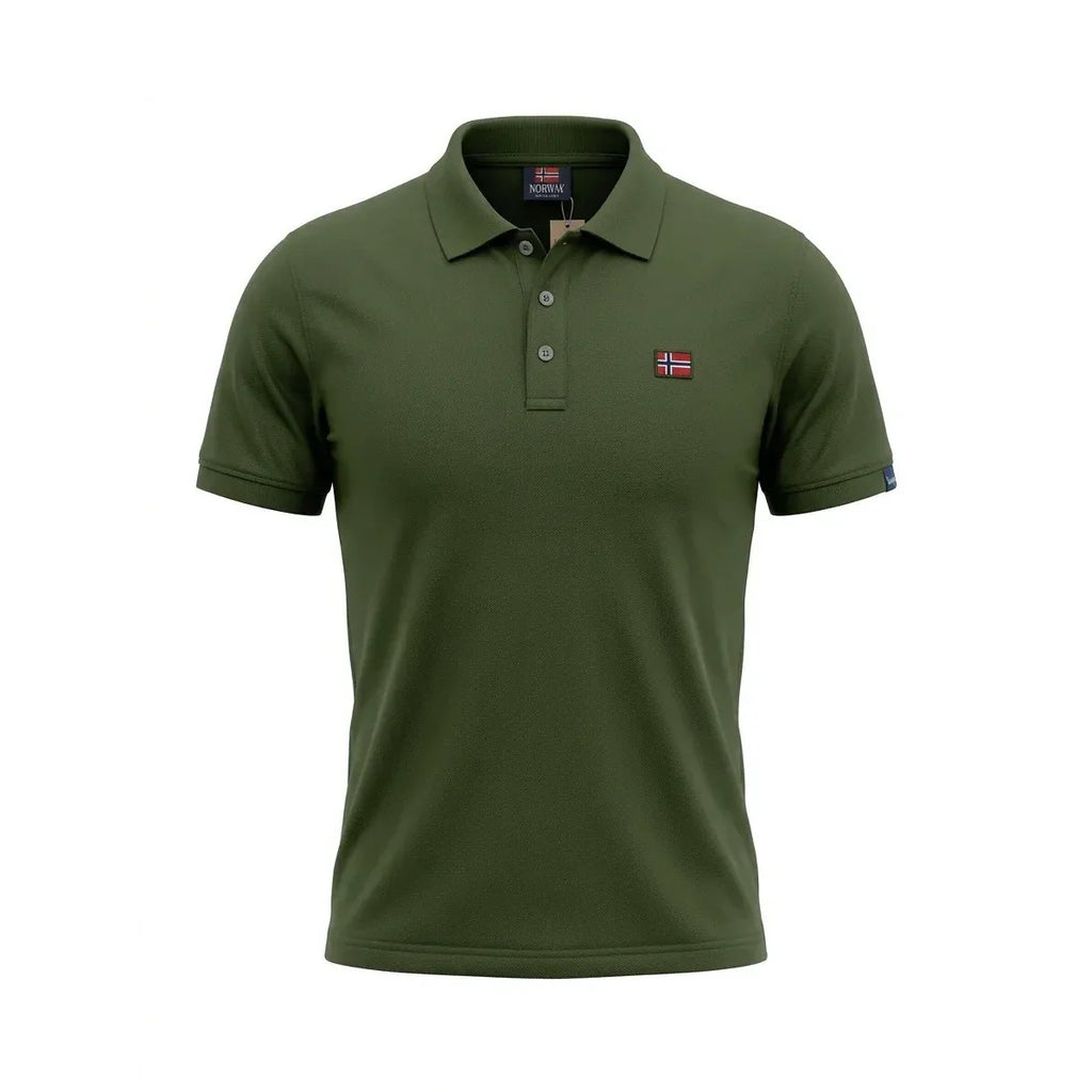 Polo da uomo verde militare in cotone piqué, brand Norway. Design sportivo con logo ricamato, bordo manica a costine e vestibilità regular. Ideale per un look casual o outdoor.