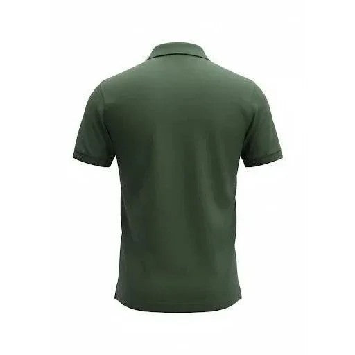 Retro della polo sportiva verde militare. Dettaglio della vestibilità regular fit sulla schiena e finiture delle maniche a costine.