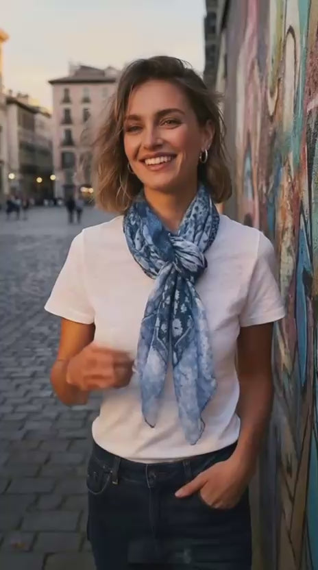 Look primaverile: video del foulard patchwork blu e azzurro Desigual indossato con una t-shirt basic. Scopri come un accessorio floreale può illuminare il tuo outfit quotidiano. Ideale per uno stile urban e chic.