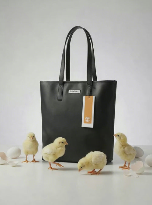 Auguri di Pasqua Timberland: video con borsa nera Timberland e teneri pulcini animati che zampettano tra gusci d'uovo. Un mix perfetto tra stile e atmosfera primaverile.