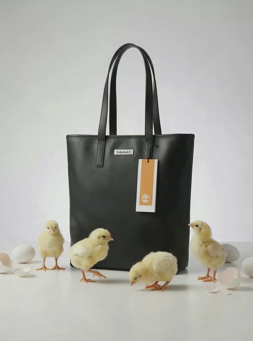 Auguri di Pasqua Timberland: video con borsa nera Timberland e teneri pulcini animati che zampettano tra gusci d'uovo. Un mix perfetto tra stile e atmosfera primaverile.