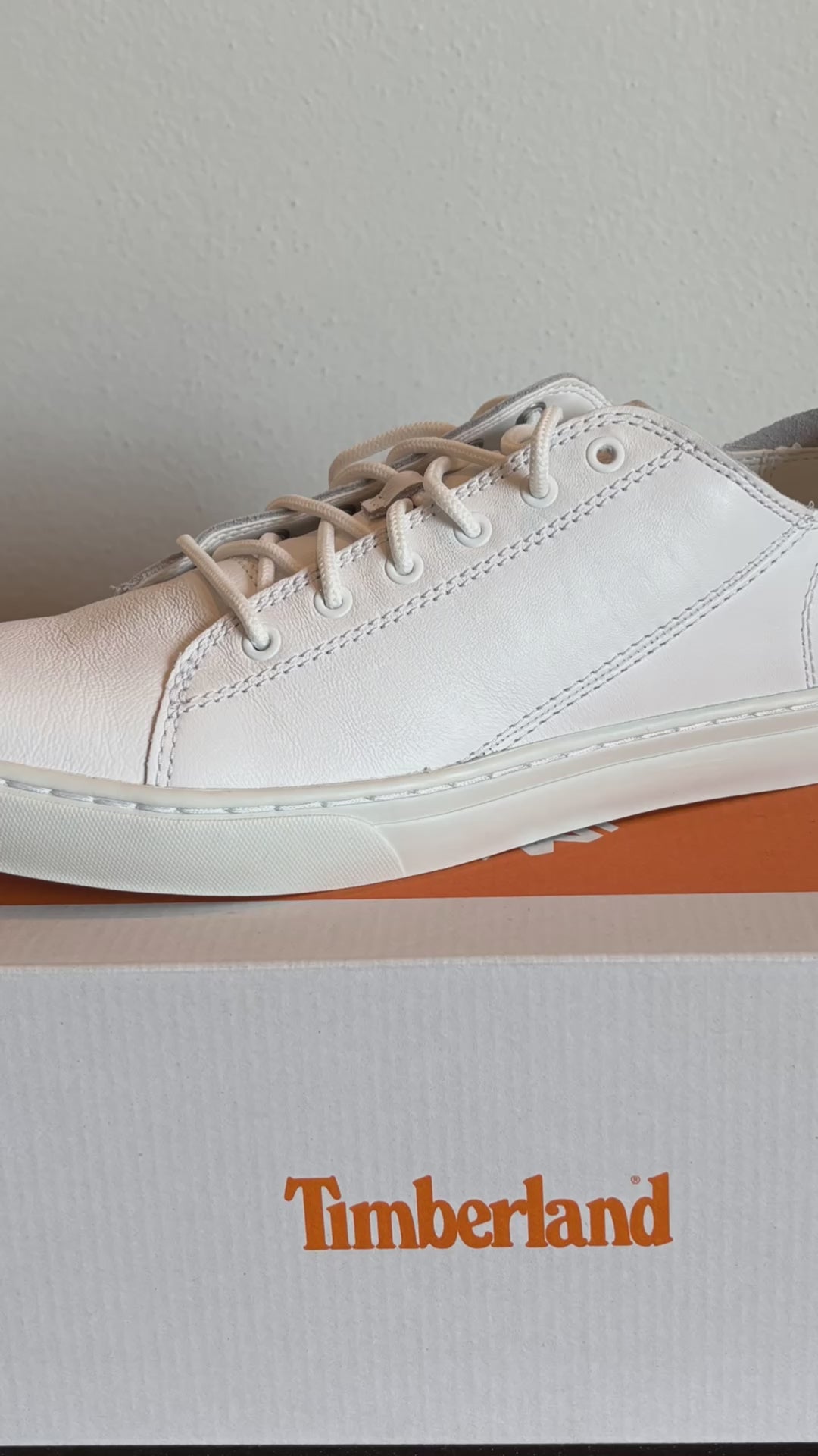 Video macro scarpe Timberland bianche in pelle. La clip utilizza una lente d'ingrandimento virtuale per mostrare la qualità artigianale e i dettagli dei materiali: grana della pelle premium, cuciture resistenti e fodera interna. Ideale per valutare la resa dei materiali dal vivo.